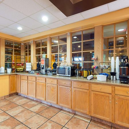 Ramada By Wyndham Louisville North Εξωτερικό φωτογραφία