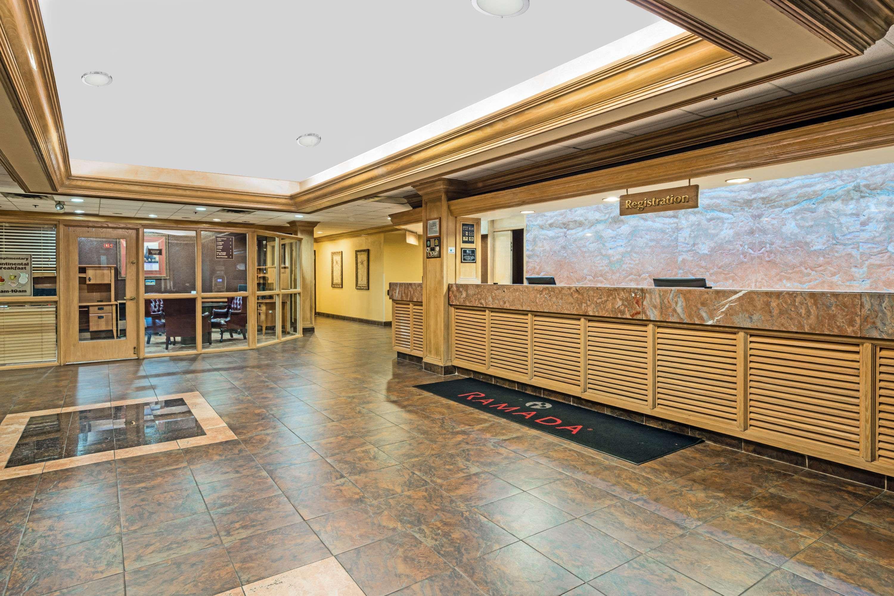 Ramada By Wyndham Louisville North Εξωτερικό φωτογραφία