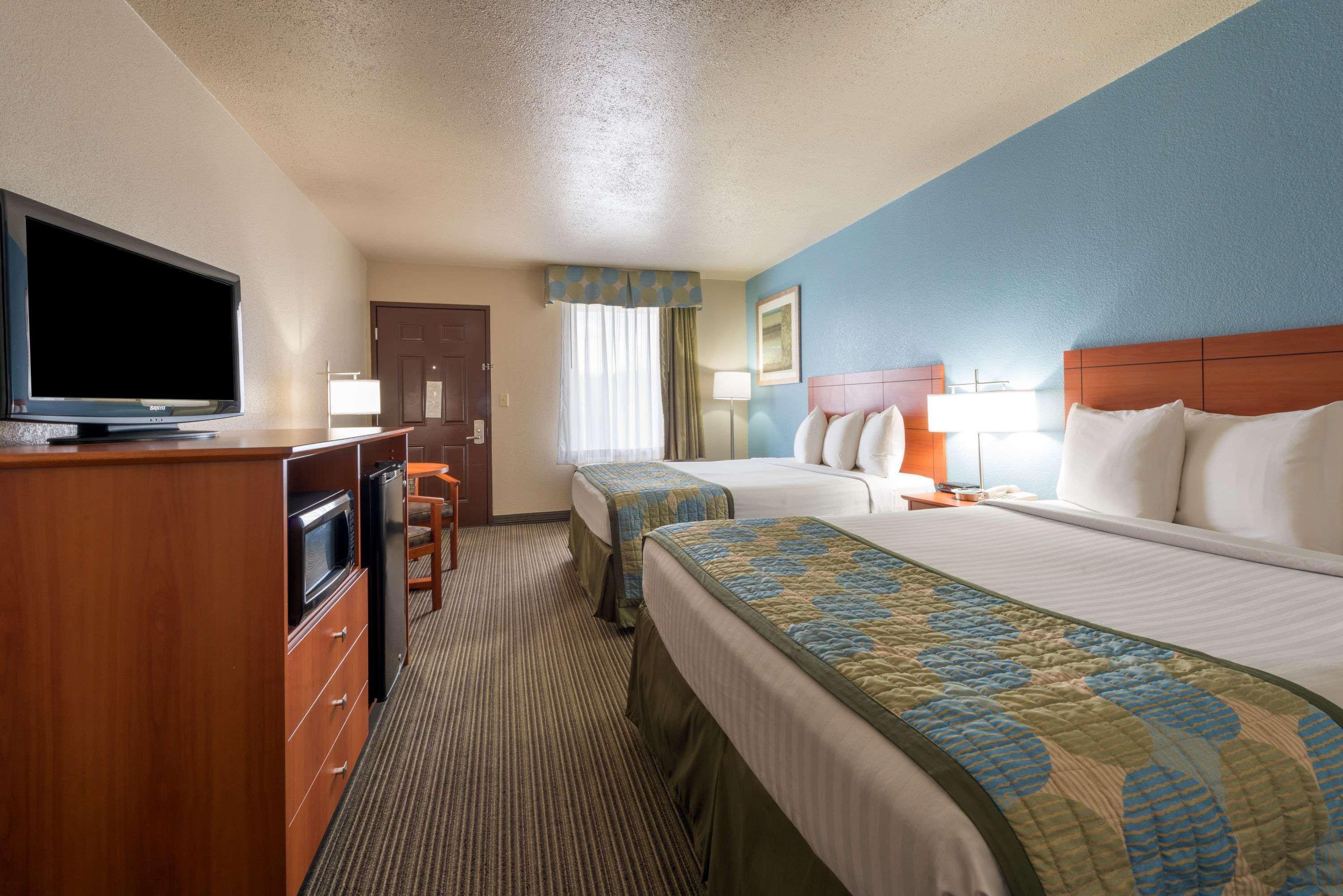 Ramada By Wyndham Louisville North Εξωτερικό φωτογραφία