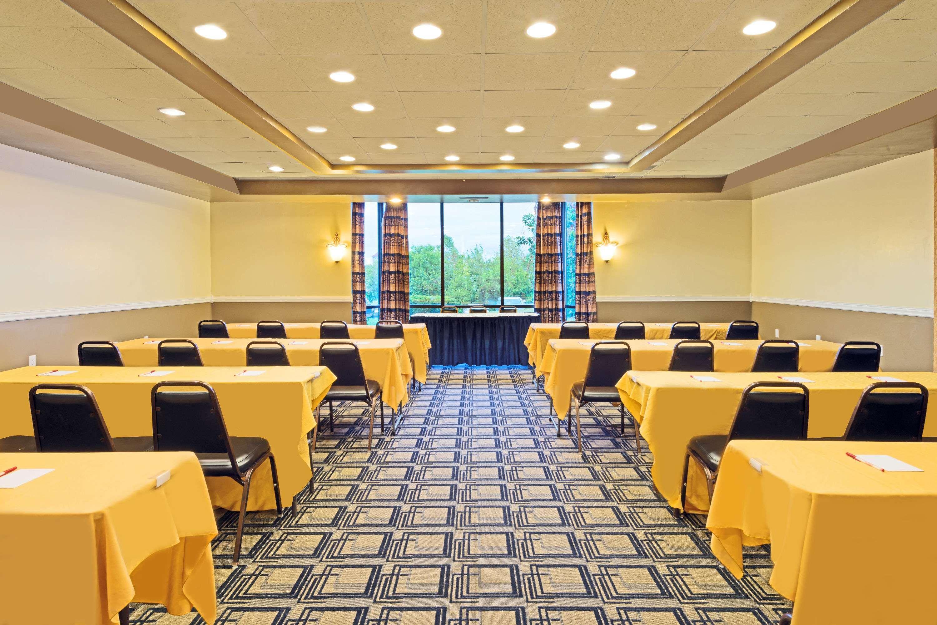 Ramada By Wyndham Louisville North Εξωτερικό φωτογραφία