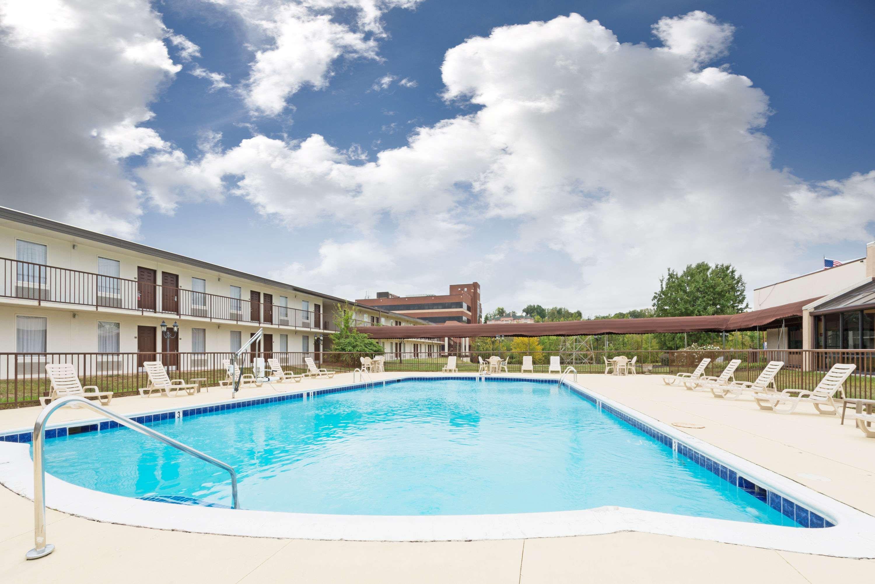 Ramada By Wyndham Louisville North Εξωτερικό φωτογραφία