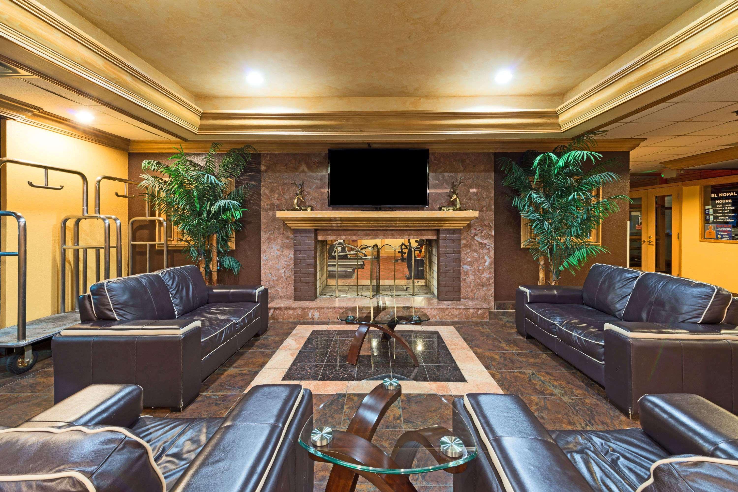 Ramada By Wyndham Louisville North Εξωτερικό φωτογραφία