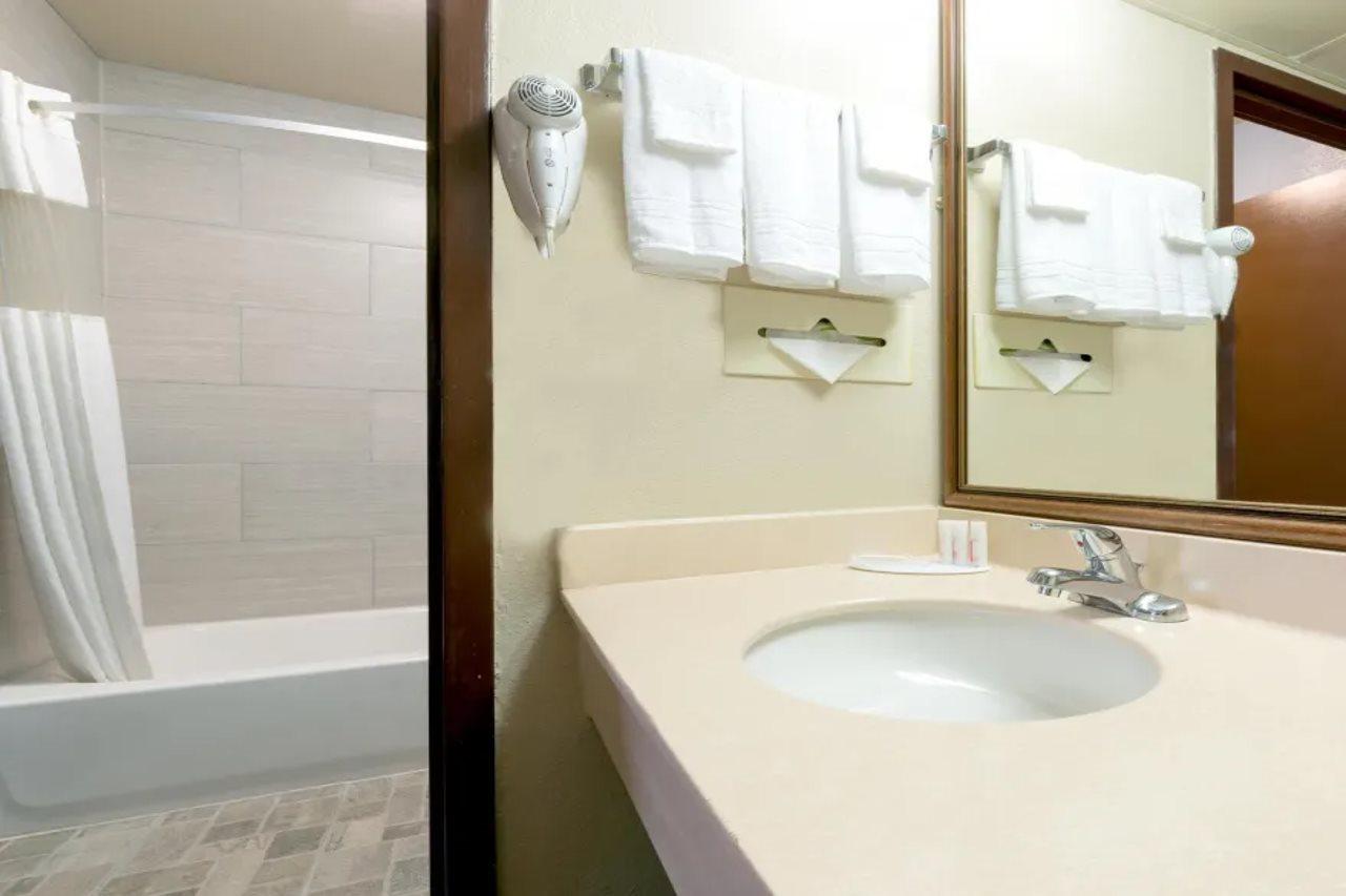 Ramada By Wyndham Louisville North Εξωτερικό φωτογραφία