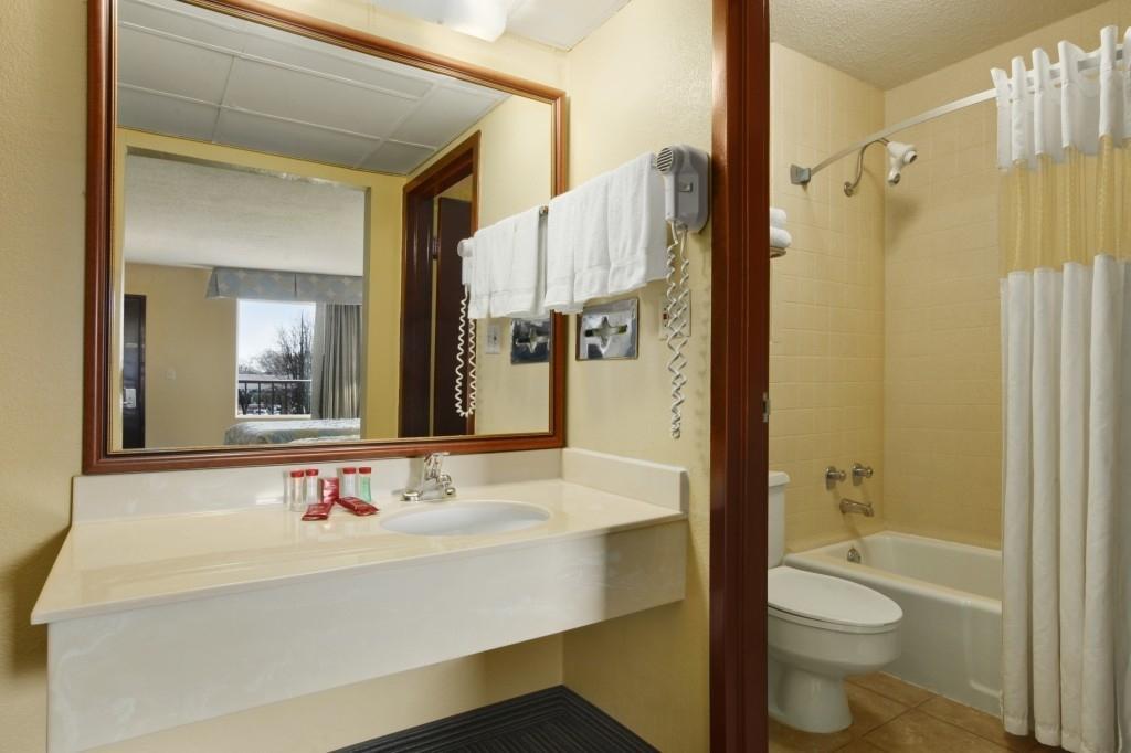 Ramada By Wyndham Louisville North Δωμάτιο φωτογραφία