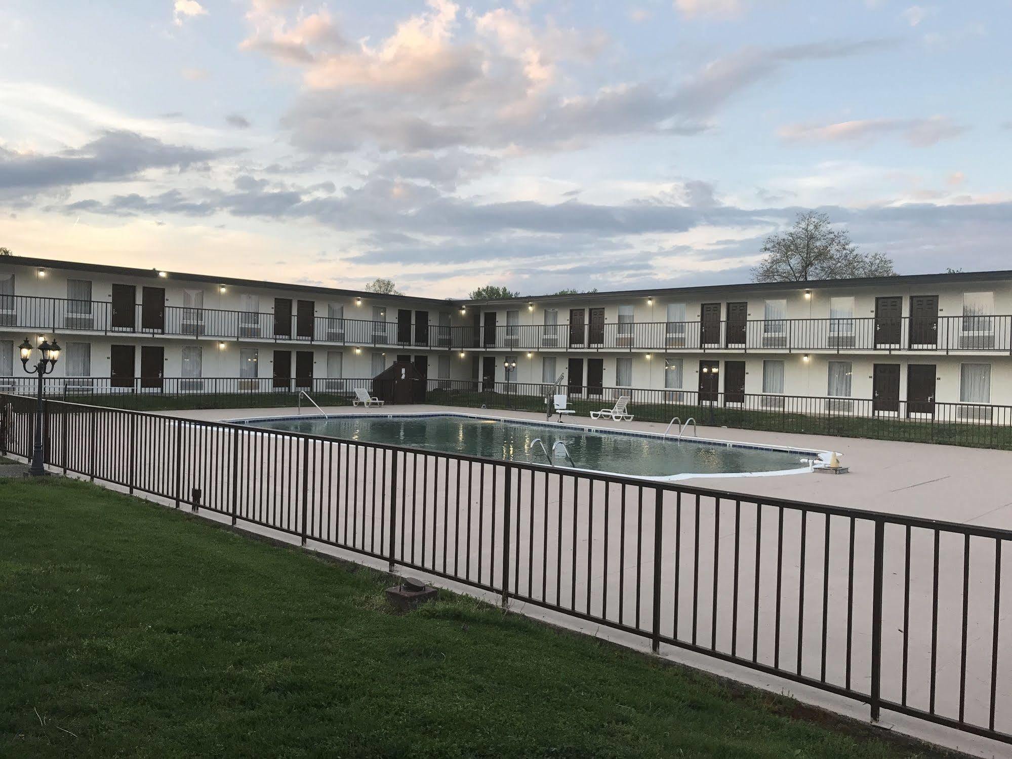 Ramada By Wyndham Louisville North Εξωτερικό φωτογραφία