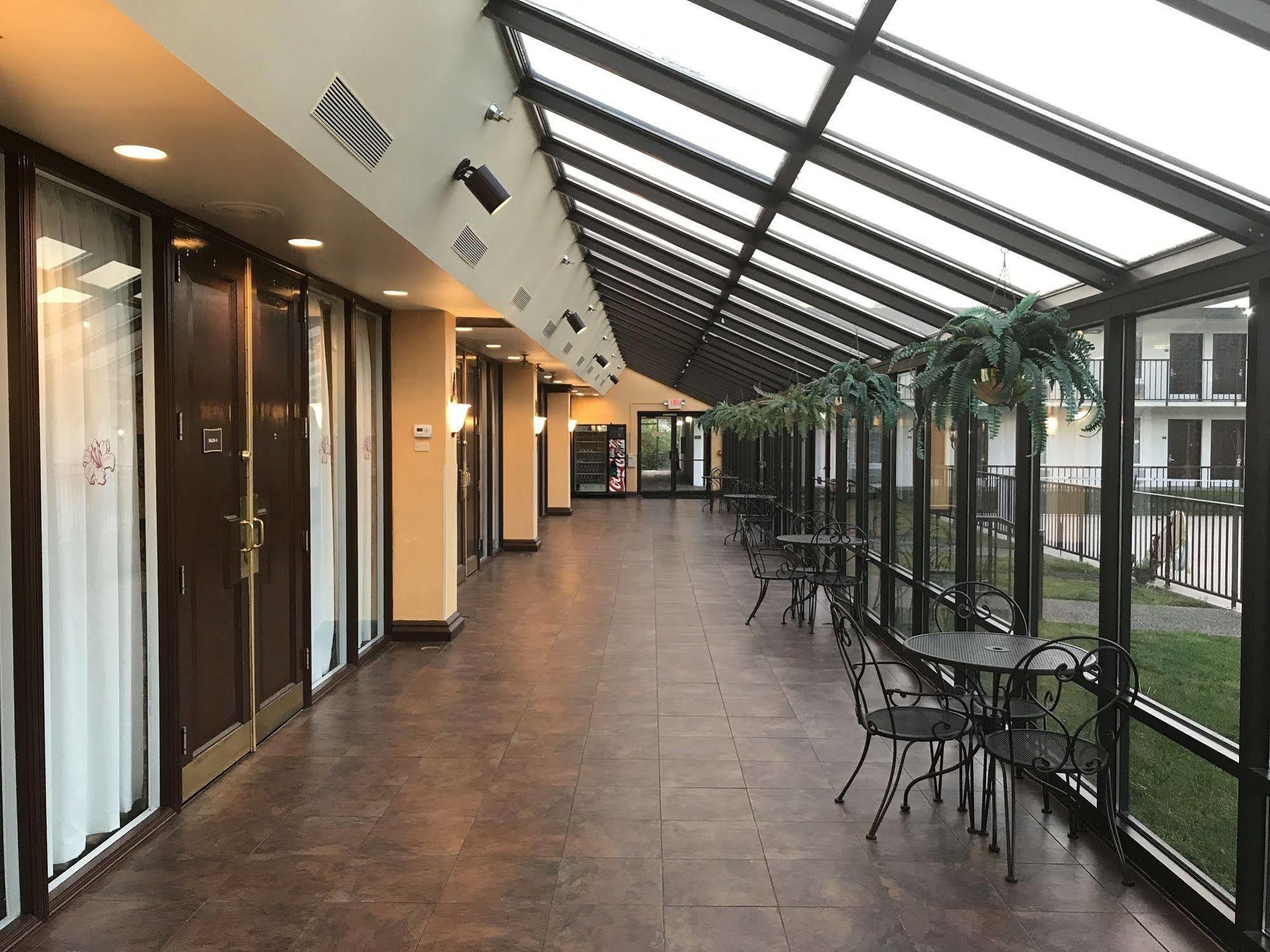 Ramada By Wyndham Louisville North Εξωτερικό φωτογραφία